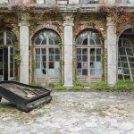 requiem-pour-pianos-romain-thiery-broken-pianos-abandoned-european-villas-designboom-1200-1