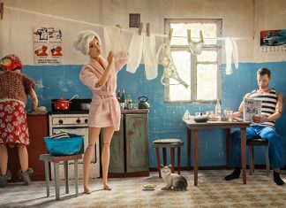 Lara Vichuzhánina, la fotógrafa que lleva a Barbie y Ken a vivir en un apartamento de la URSS