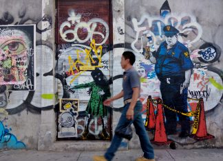 «El ojo de la calle: Street Photography en los muros de Guadalajara»