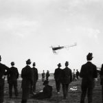 Vuelo de un aparato Blériot en la exhibición de Moisant-International Aviators, durante la Semana de la Aviación que tuvo lugar en el aeródromo militar de Balbuena. Ciudad de México, febrero de 1911.