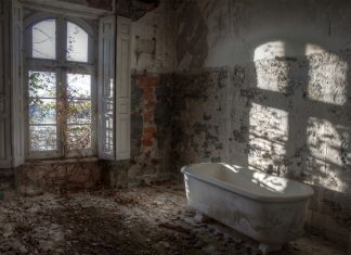 Madre bañando a su hijo