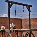 08-Tombstone_courthouse_gallows-by-Pretzelpaws-de-Wikipedia-aad
