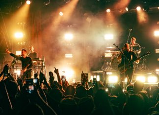 White Lies regaló al público tapatío un sábado lleno de energía con su rock británico