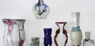 Una casa llena de jarrones finos