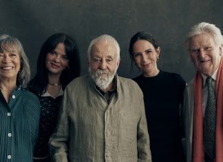 ‘Tender Loving Care’, de Mike Leigh, un emotivo retrato sobre los cuidados y la empatía, gana la Concha de Oro