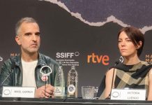 ‘Sants’, de Mikel Gurrea, encuentra a la Robin Hood de los feligreses olvidados