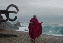 La deriva (Dust), es la nueva entrega de El Caminante (The Walker) de Tsai Ming-Liang, que se presentó en San Sebastián