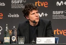 ‘The Debut’, un ácido relato protagonizado por Julianne Moore y dirigido por Jesse Eisenberg