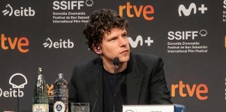 ‘The Debut’, un ácido relato protagonizado por Julianne Moore y dirigido por Jesse Eisenberg