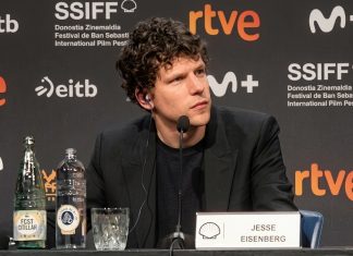 ‘The Debut’, un ácido relato protagonizado por Julianne Moore y dirigido por Jesse Eisenberg